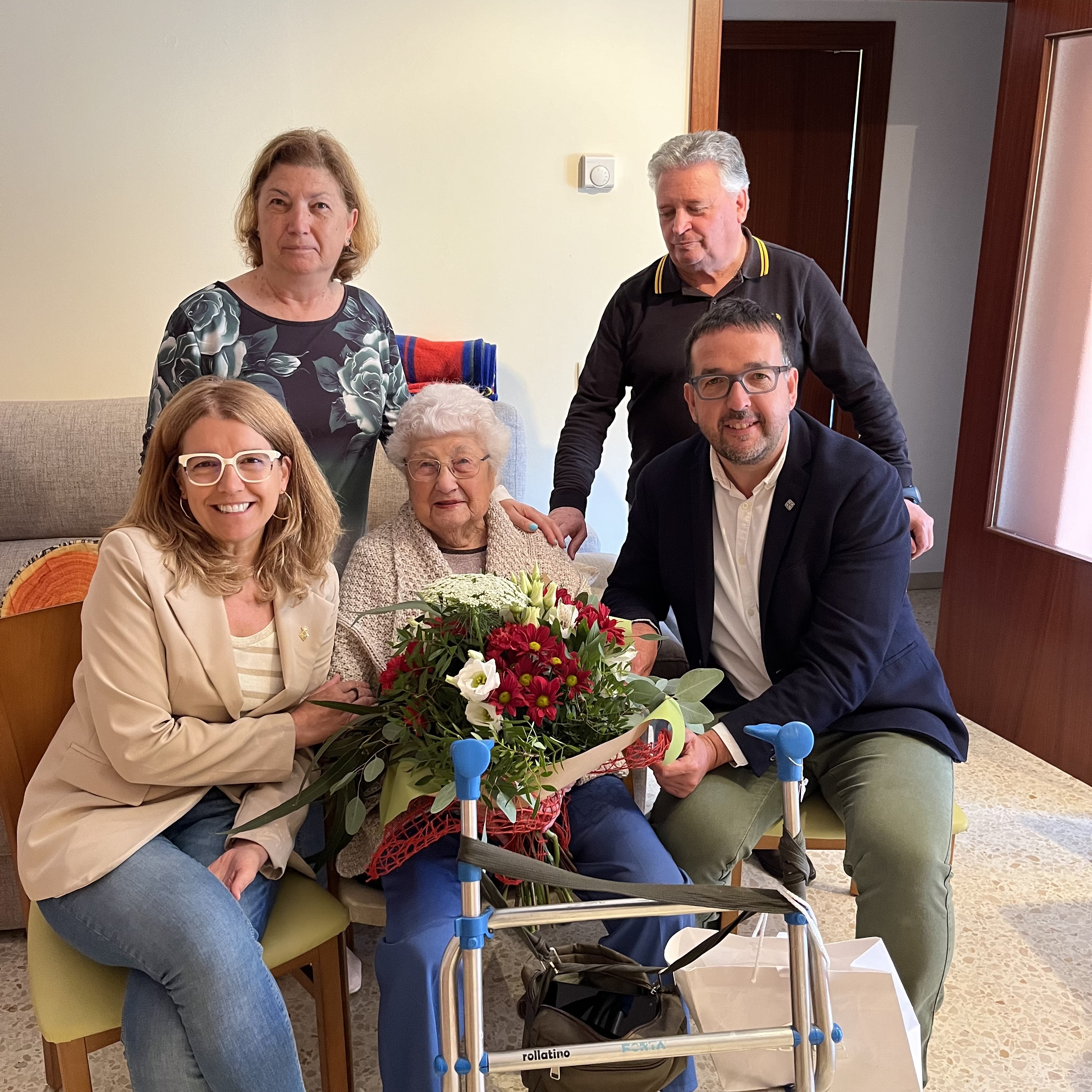 L'alcalde de Vic, Albert Castells, la regidora de Benestar i Família, Núria Homs, amb l'Agustina Fageda i la seva família